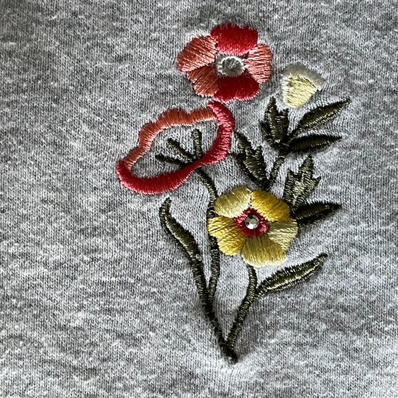 Embroidered Flower Short Sleeve Round Neck Gray T-shirt XL - Picture 4 of 4